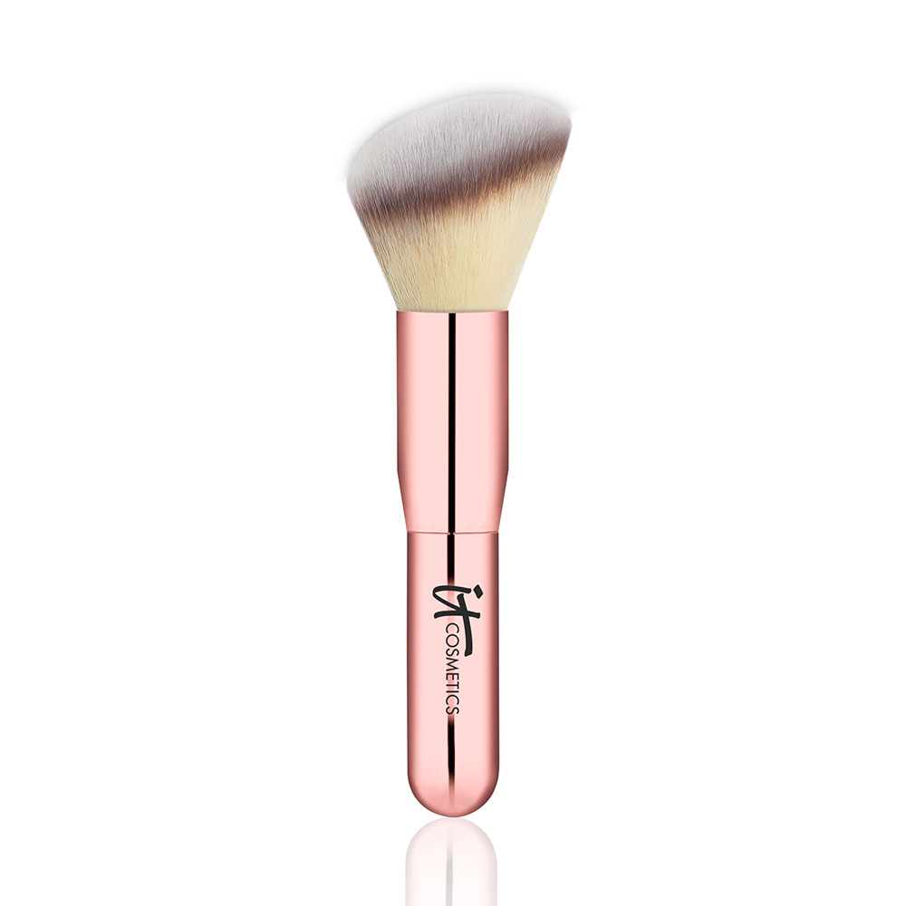 Handla två produkter från IT Cosmetics och få en Heavenly skin perfecting mini face brush på köpet.