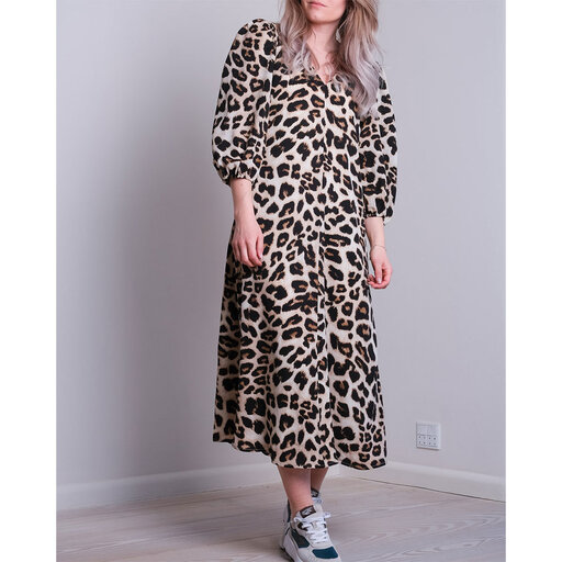 Manuelle Big Leo Dress Klänningar Köp online på åhlens.se! white Manuelle Dress | Neo Noir | Långärmade klänningar