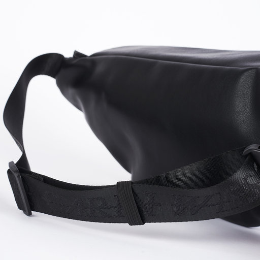 väska logostrap svart caron wester väska logostrap svart caron wester